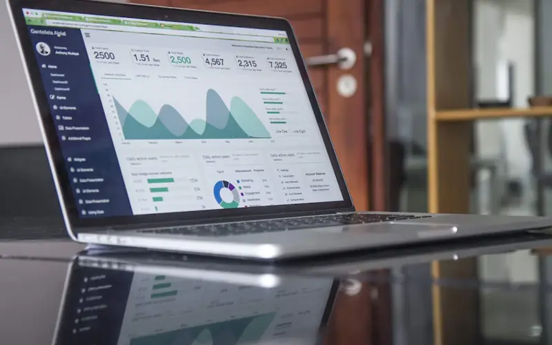 Código de desarrollo web PHP en monitor con gráficos de rendimiento