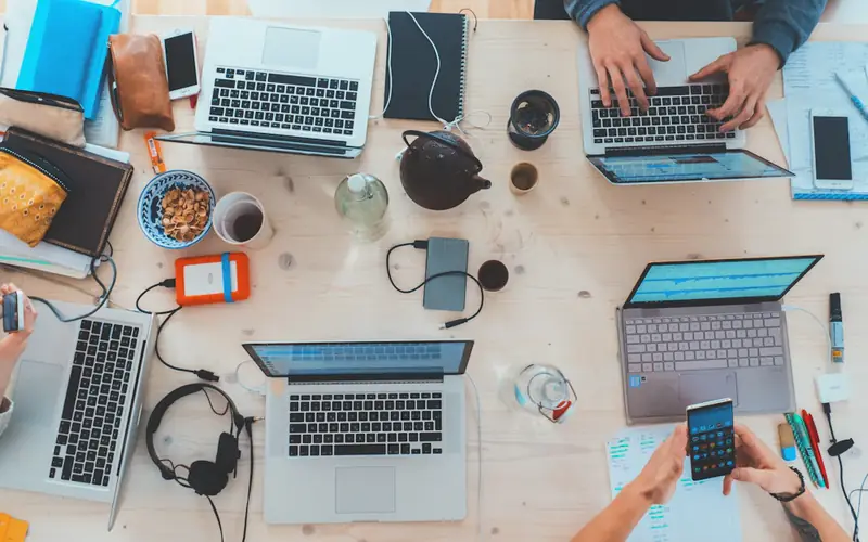 Equipo de trabajo colaborando en proyecto de consultoría tecnológica NeuralDev