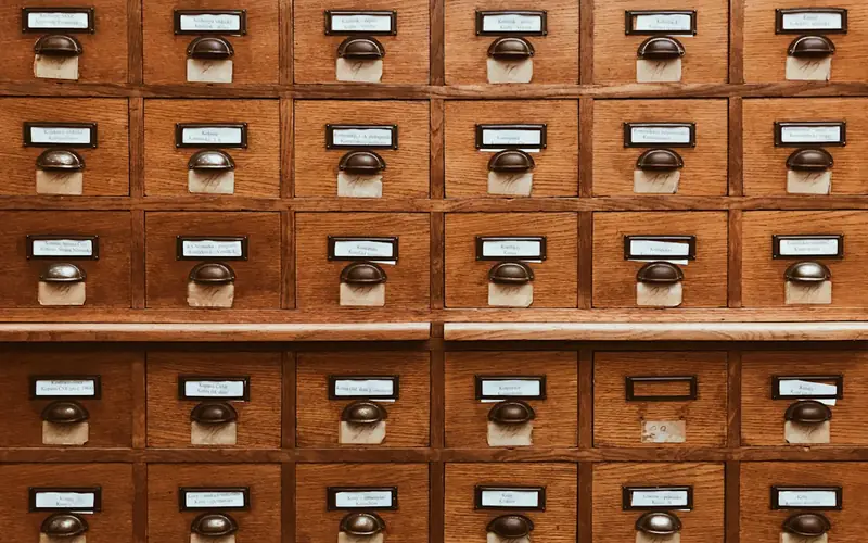 Diagrama de bases de datos relacionales MySQL y PostgreSQL en servidor