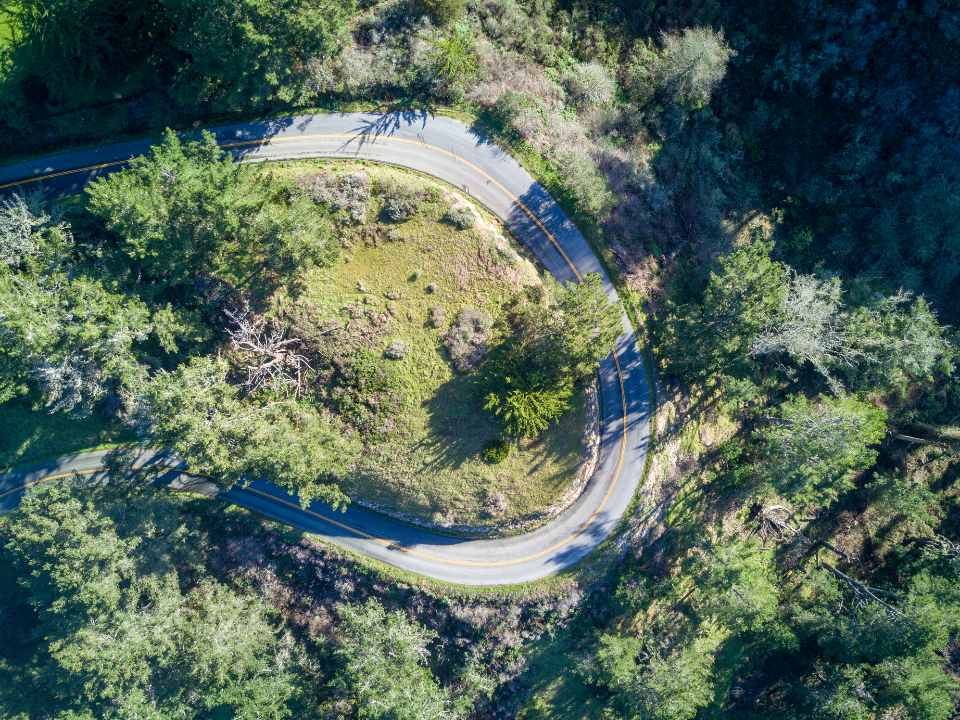 Vista aérea de un camino rural desde el dron